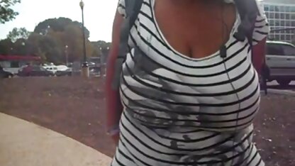 Gorda tetuda en la calle