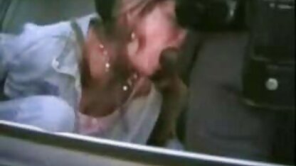 पुलिस औरत ठीक कवर करने की कोशिश कर रहा द्वारा चूसा हो जाता है