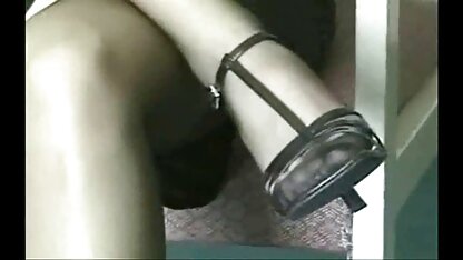 चमकती upskirt कोई जाँघिया