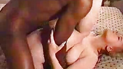 सफेद बिल्ली कुछ काले डिक फ़ीड