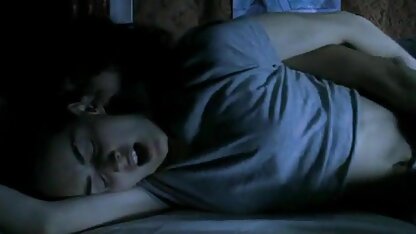 Lesbien मस्तूरबेटिंग एक दूसरे पर बिस्तर-nicolo33