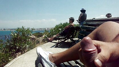 Dickflash आउटडोर हस्तमैथुन और सह के लिए परिपक्व