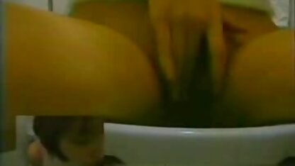 शौचालय कैम पर प्यारी बिल्ली होंठ के बीच उंगली स्लाइड