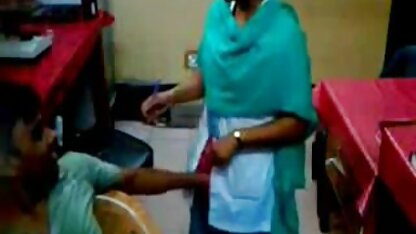 उँगलियों में तकनीशियन लेडी डॉक्टर